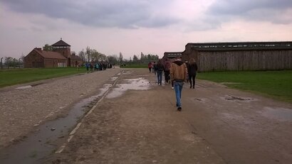 Každý rok organizuje predmetová komisia spoločenskovedných predmetov exkurziu do Krakova a koncentračného tábora Auschwirz a  Birkenau v Osvienčime. Nebolo tomu inak ani tento rok. 18.4. 2016 žiaci 2. a 3. ročníka navštívili tieto miesta a zanechali v nich neopísateľné dojmy.