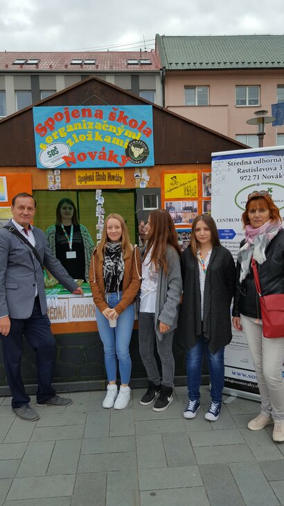 Dňa 29.09.2017 sa Spojená škola Nováky na námestí v Prievidzi zúčastnila prezentácie ktorú každoročne usporadúva Centrum voľného času v Prievidzi pod záštitou primátorky mesta  "Deň s mládežou".