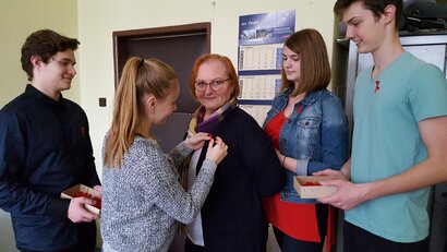 Červené stužky sú symbolom boja proti chorobe AIDS.