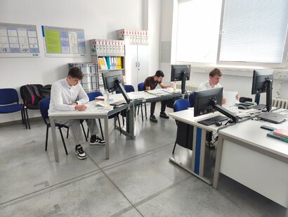 V dňoch 25. 3. 2026 a 26. 3. 2026 sa konala písomná skúška AP2 pod záštitou AHK Slowakei vo firmách Brose a Gewis Prievidza. 