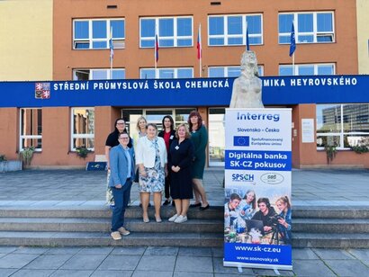 Projekt Digitálna banka SK - CZ pokusov, realizovaný v rámci programu Interreg  Slovensko – Česko v spolupráci so Střední průmyslovou školou chemickou akademika  Heyrovského v Ostrave, k 30. septembru 2026 končí.