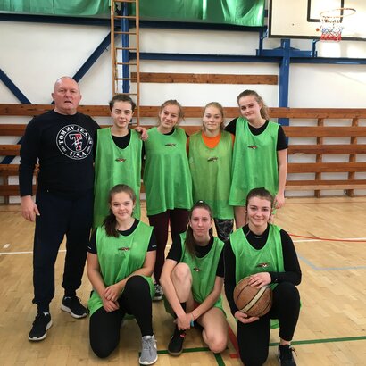 Žiačky SOŠ Nováky pod vedením Mgr. Vladimíra Lišku na Okresnom kole v basketbale stredných škôl dňa 4.12.2019 v Prievidzi na Gymnáziu V.B.N. obsadili 2.miesto.