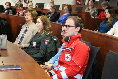 Koordinátori žiackych školských rád, členovia Medzisektorovej pracovnej skupiny Trenčianskeho samosprávneho kraja pre mládež a aktívni mladí ľudia si na pôde župného úradu v Trenčíne prevzali ocenenia.