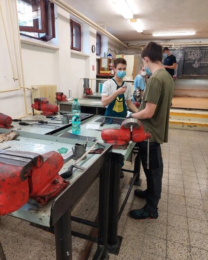 Tento týždeň sa žiaci druhého ročníka našej školy zapojili do školského kola súťaže ZENIT. Vyrábali výrobok strojárskeho charakteru podľa predloženej výkresovej dokumentácie kde si mali možnosť navzájom porovnať svoje zručnosti v manuálnej činnosti.