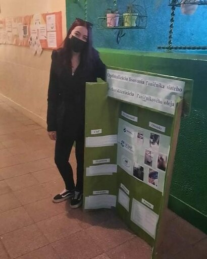 Žiačka zo 4.B triedy Dominika Čerňanská nás dnes reprezentovala na krajskom kole súťaže Festivalu vedy a techniky AMAVET. So svojou vedeckou prácou postúpila na celoštátne finále do Bratislavy.  GRATULUJEME 
