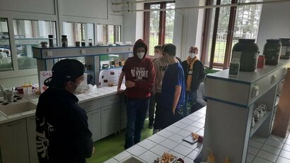 Prváci a tretiaci v odbore Poradenstvo vo výžive zorganizovali výstavu jabĺk pri príležitosti Dňa jablka v priestoroch potravinárskych laboratórií. 