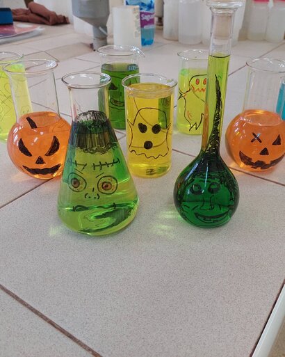Chemická halloweenska výzdoba