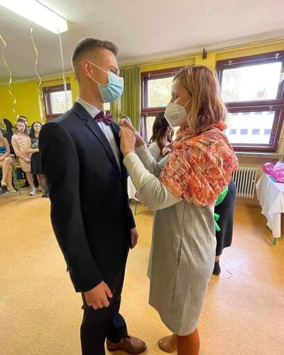 Žiaci 4.CH dnes slávnostne dostali svoje maturitné stužky.