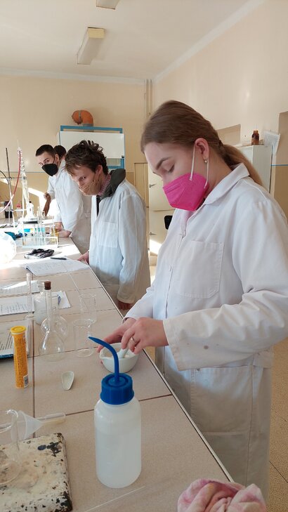 Naši žiaci zo 4.B triedy v odbore Biotechnológia a farmakológia si v chemickom laboratóriu zdokonaľuje svoje zručnosti a pracujú na rôznych komplexných úlohách ako aj na vlastných zaujímavých prácach, ktoré sú súčasťou Stredoškolskej odbornej činnosti.