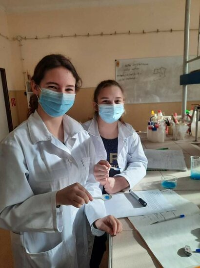 Žiaci z 1.B triedy v odbore Biotechnológia a farmakológia na hodinách v laboratóriu vytvorili takéto krásne kryštály a naučili sa aplikovať metódu kryštalizácie. No nie sú šikovní?