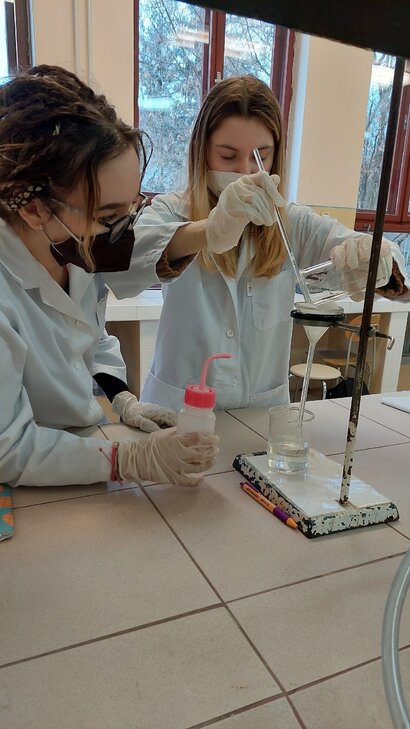 Dnes žiaci z 1.C triedy oddelovali rôzne zmesi v chemickom laboratóriu a skúmali čo tam vlastne je? 