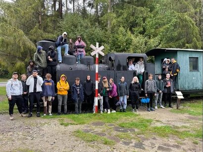 Deň 29. 9. bol pre našich študentov výnimočný, namiesto do školských lavíc nasadli do autobusu  a vypravili sa za zážitkovým vyučovaním do Čierneho Balogu. 