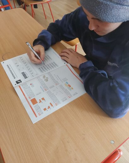 Aj žiaci našej školy sa v pondelok 27. marca zapojili do medzinárodnej súťaže Matematický klokan.