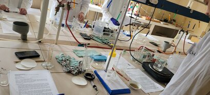 Opäť po roku k nám zavítali šikovní olympionici zo Základných škôl z celého kraja, aby si zmerali medzi sebou sily v krajskom kole chemickej olympiády kategórie D. Všetkým zúčastneným držíme palce.