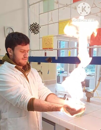 Takto pekelne zábavne sa odvážni žiaci zo 4.C triedy rozlúčili s chemickým laboratóriom aj s pani profesorkou