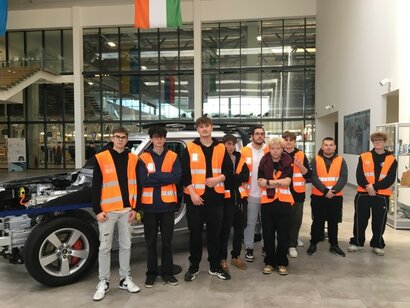 Dňa 9.11.2023 sa žiaci 2. a 3 .ročníka odborov mechanik mechatronik a mechanik hasičskej techniky zúčastnili exkurzie vo firme Jaguár Land Rover v Nitre.