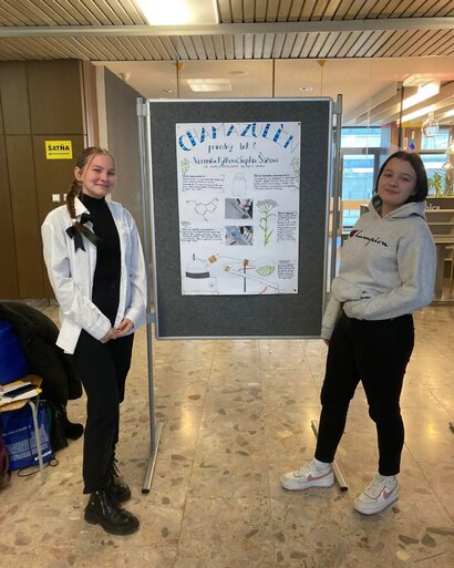Žiačky 3.B triedy Veronika Kytková a Sophia Šúňová sa dnes zúčastnili študentskej vedeckej konferencie na FCHPT STU v Bratislave ...