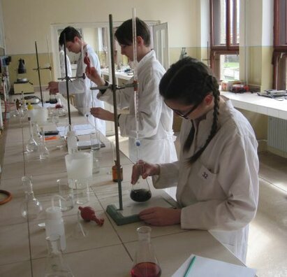 KRAJSKÉ KOLO CHEMICKEJ OLYMPIÁDY KATEGÓRIE B V SPOJENEJ ŠKOLE V NOVÁKOCH