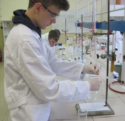 KRAJSKÉ KOLO CHEMICKEJ OLYMPIÁDY KATEGÓRIE A V PRIESTOROCH SŠ NOVÁKY A GYMNÁZIA V.B.N. PRIEVIDZA