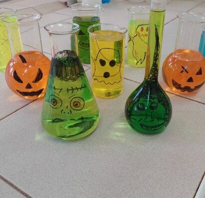 Chemická halloweenska výzdoba