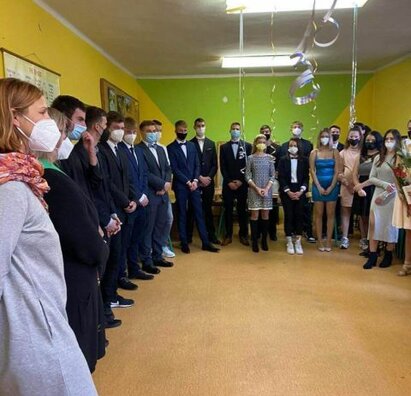 Žiaci 4.CH dnes slávnostne dostali svoje maturitné stužky.