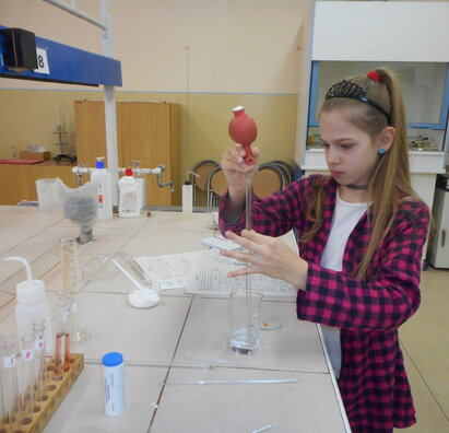MALÍ BÁDATELIA V CHEMICKOM LABORATÓRIU SPOJENEJ ŠKOLY V NOVÁKOCH 